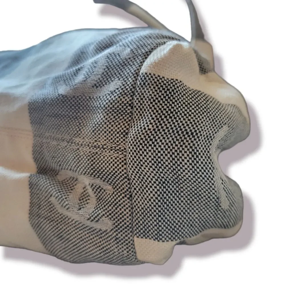 CHANEL Cream and Gray Striped Canvas Shoulder Bag with Wooden Frame - Picture 10 of 15